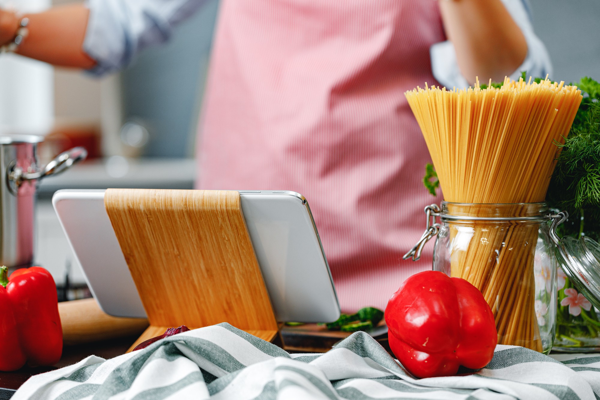 Set di utensili e ingredienti freschi su banco di lavoro