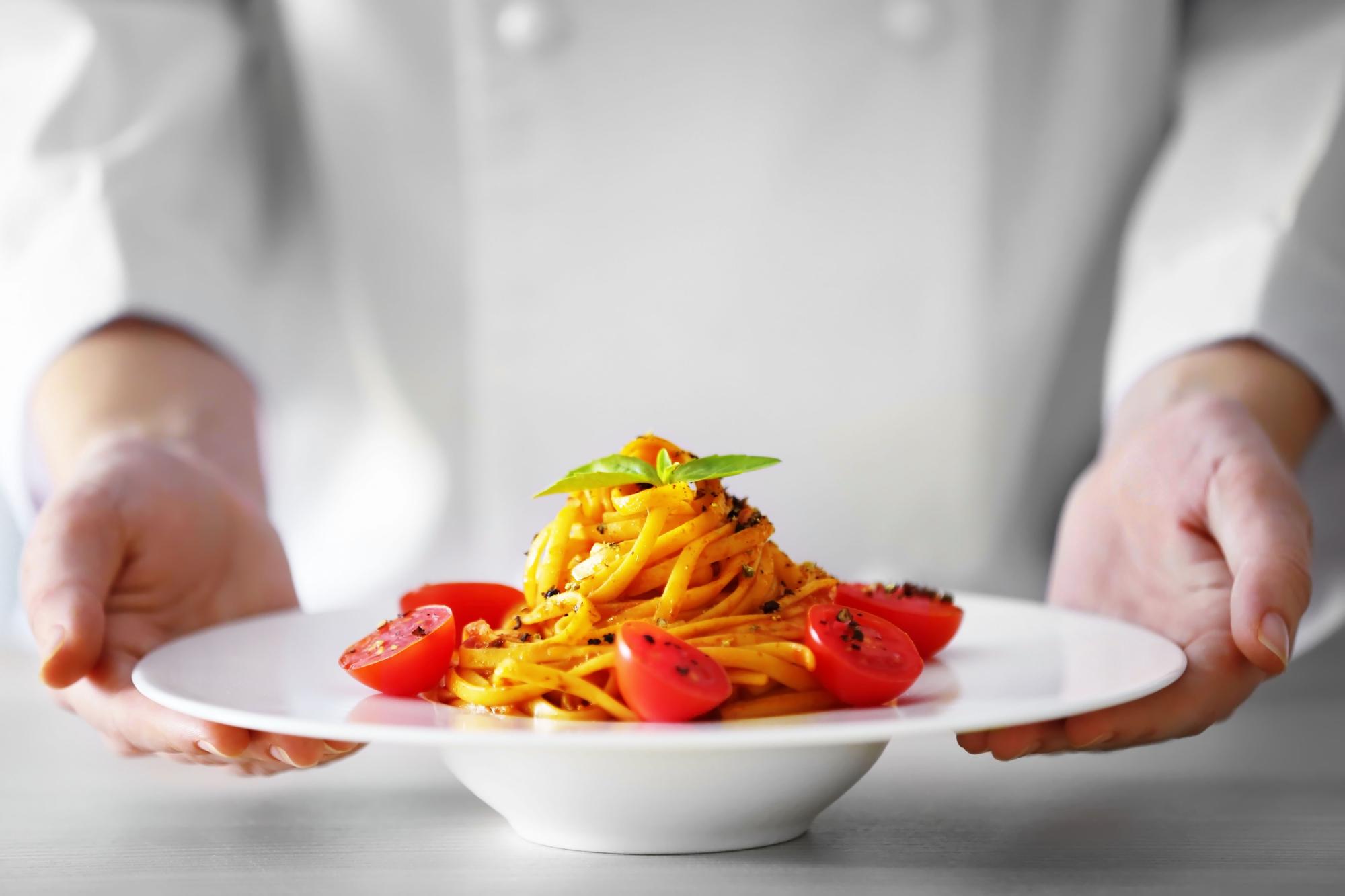 Chef in cucina che prepara una pasta fresca
